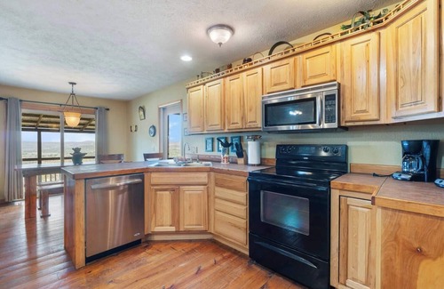 Eureka Springs Casa | River Cabin, Hot Tub, Sleeps 10!