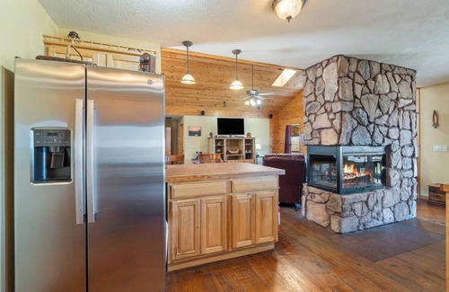 Eureka Springs Casa | River Cabin, Hot Tub, Sleeps 10!