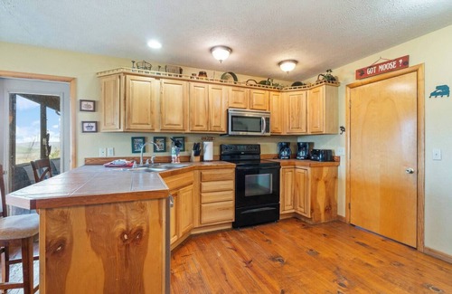 Eureka Springs Casa | River Cabin, Hot Tub, Sleeps 10!
