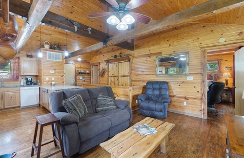 Eureka Springs Casa | River Cabin, Jacuzzi, Sleeps 6!