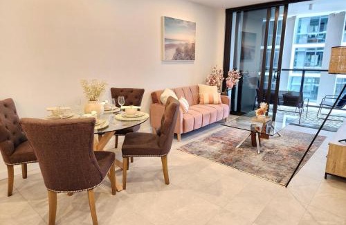 Eagle Farm Apartamento | River & City View Apt near Brisbane Airport with Infinity Pool, Spa, Sauna, Steam Room