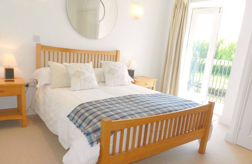 Arundel Cabaña | River Cottage Arundel, unique riverside views, just steps from the historic town