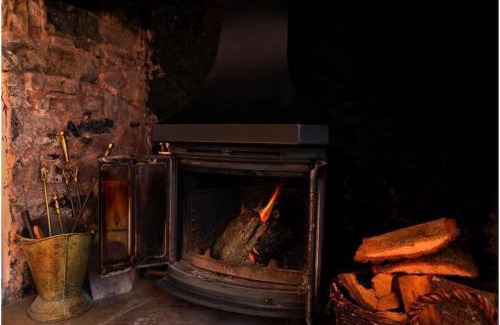 Brecon Casa | River Cottage Brecon: Hot Tub, Fire, Balcony, Wifi