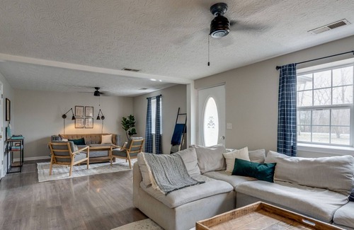 Ashland City Cabaña | River Cottage - Hot Tub, Private Dock, Kayaks + Paddle Boards!