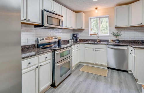 Ashland City Cabaña | River Cottage - Hot Tub, Private Dock, Kayaks + Paddle Boards!