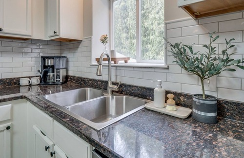 Ashland City Cabaña | River Cottage - Hot Tub, Private Dock, Kayaks + Paddle Boards!