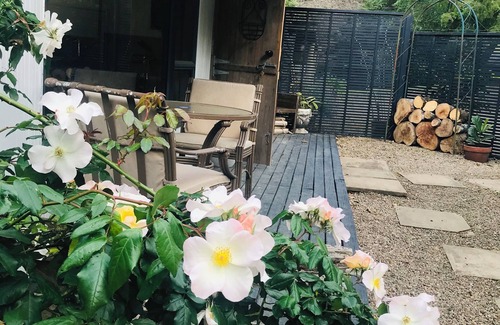 Katikati Cabina | River cottage- romantic country getaway, fire pit, bath tub, and sauna access.