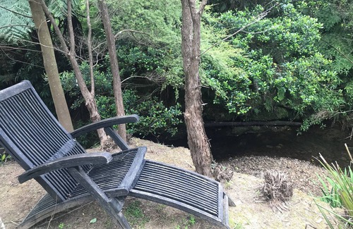 Katikati Cabina | River cottage- romantic country getaway, fire pit, bath tub, and sauna access.