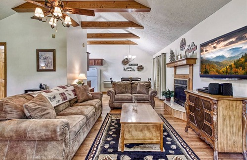 Sevierville Cabina | River! Fish/Swim/Tube~Hot Tub~Fire Pit~Wifi