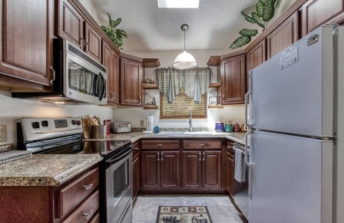 Sevierville Cabina | River! Fish/Swim/Tube~Hot Tub~Fire Pit~Wifi