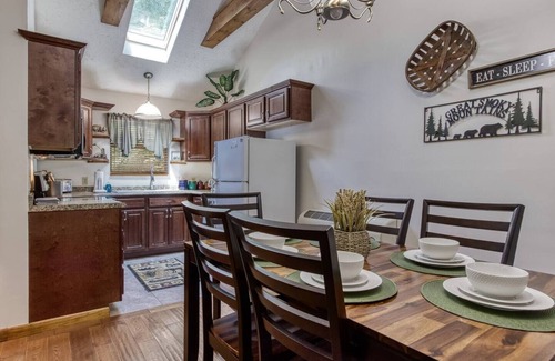 Sevierville Cabina | River! Fish/Swim/Tube~Hot Tub~Fire Pit~Wifi