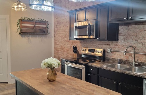 Oak Harbor Casa | River Front Apartment. 40 min to Cedar Point/Lake Erie/Put-In-Bay!