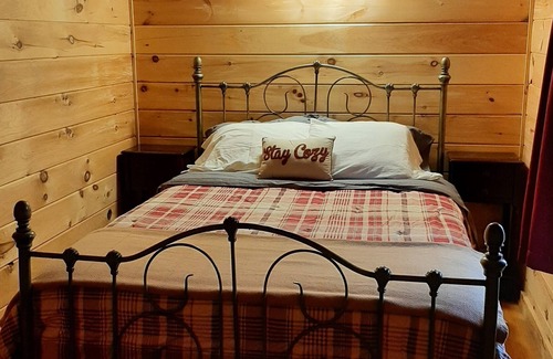 Roxbury Cabina | River front cabin in Western Maine Mountains