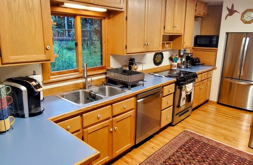 Idaho Springs Cabina | River Front Cabin with Fish Pond