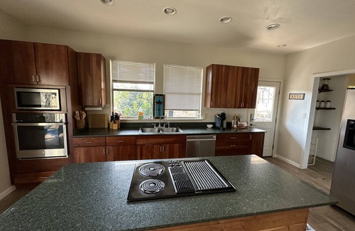 Canyon Lake Casa | River front! 🦮Friendly! 🛶Canoe, kayak/SUP, 🚤Boat rental. 2min from Whitewater