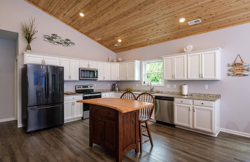 Shenandoah Casa | RIVER FRONT HOME AMAZING VEIWS AND HOT TUB