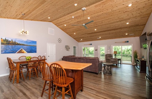 Shenandoah Casa | RIVER FRONT HOME AMAZING VEIWS AND HOT TUB