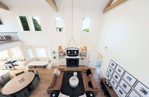 Gruene Casa | River Front, Putting Green, King Beds, Luxury Gruene River Retreat