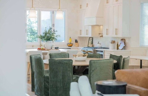 Gruene Casa | River Front, Putting Green, King Beds, Luxury Gruene River Retreat
