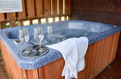 Townsend Cabina | RIVER BEND - Cabina junto al río para 2 personas - Bañera de hidromasaje, bañera de hidromasaje, Peace & Quiet, pozo de hogueras