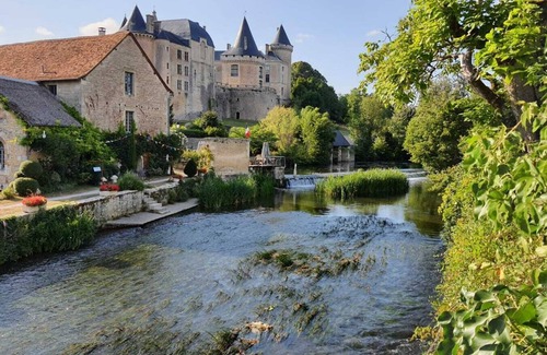Taize-Aizie Casa | River Frontage House with Terrace + Large Garden + Boat