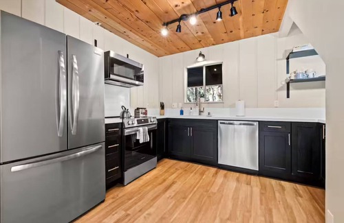 Springville Cabina | River Haus Sequoia - Views+KingBeds+HotTub+Modern