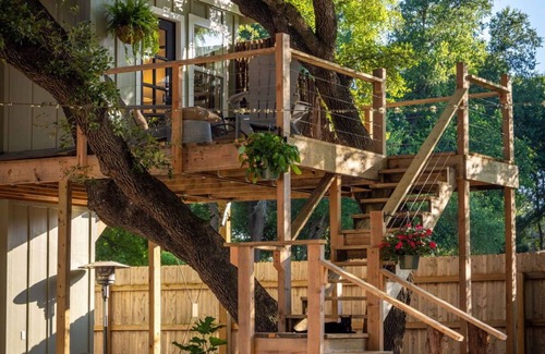 Gruene Apartamento | River Haven Treehouse w/Hot Tub by Gruene!