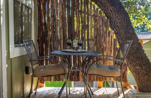 Gruene Apartamento | River Haven Treehouse w/Hot Tub by Gruene!