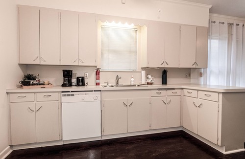 New Braunfels Casa | River house, king bed 2/1 big yard central NB.