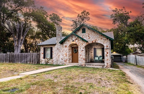 New Braunfels Casa | River house, king bed 2/1 big yard central NB.