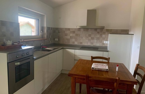 Ragogna Apartamento | Casa fluvial rodeada de vegetación.