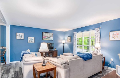 Millville Casa | River & Kayak Cottage, Hot Tub, Deck, Grill, WiFi!