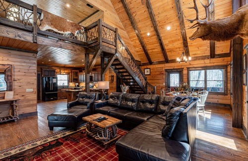 Topton Cabina | River Lodge-Pet Friendly, Luxury Log Cabin Rental, 3 Bedrooms, 5 Fireplaces, Hot Tub, 2 Decks with Outdoor Entertaining Areas on Creek in Western NC