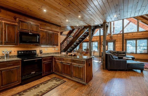 Topton Cabina | River Lodge-Pet Friendly, Luxury Log Cabin Rental, 3 Bedrooms, 5 Fireplaces, Hot Tub, 2 Decks with Outdoor Entertaining Areas on Creek in Western NC