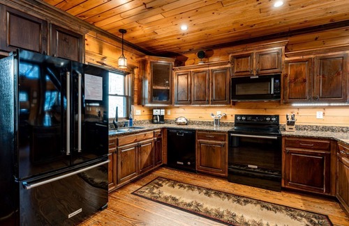 Topton Cabina | River Lodge-Pet Friendly, Luxury Log Cabin Rental, 3 Bedrooms, 5 Fireplaces, Hot Tub, 2 Decks with Outdoor Entertaining Areas on Creek in Western NC