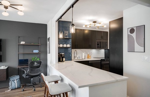 Near North Side Apartamento | River North Chicago Chic w/King Bed - Lake & Skyline Views