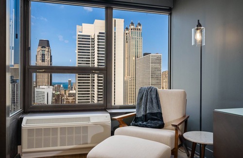 Near North Side Apartamento | River North Chicago Chic w/King Bed - Lake & Skyline Views