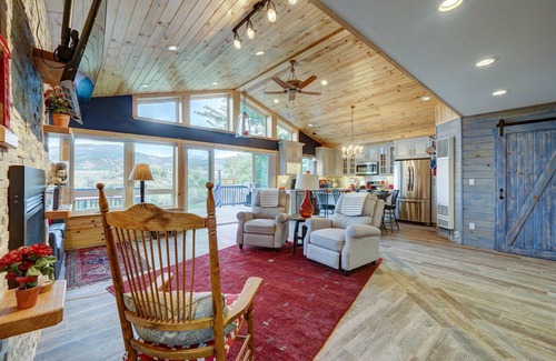 Howard Apartamento | River Place Retreat Unit 3, a cozy studio condo featuring stunning river views