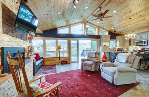 Howard Apartamento | River Place Retreat Unit 3, a cozy studio condo featuring stunning river views