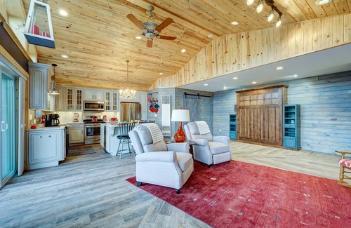 Howard Apartamento | River Place Retreat Unit 3, a cozy studio condo featuring stunning river views