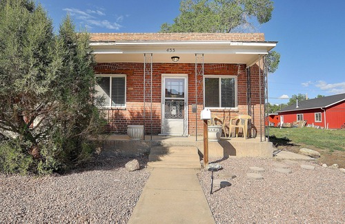 Salida Casa | River R&R Historic mountain views. Ski Monarch 25 miles. Blocks from downtown.