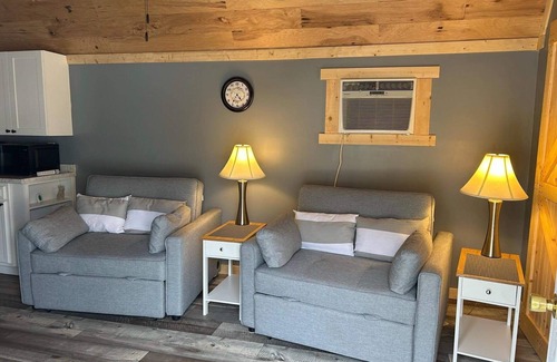 Matewan Cabina | River Road Retreat. Cabin minutes away from trails w/ hottub & seasonal pool!