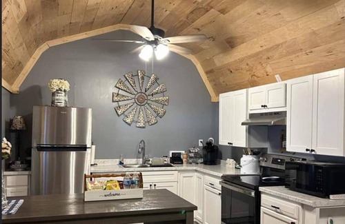 Matewan Cabina | River Road Retreat. Cabin minutes away from trails w/ hottub & seasonal pool!