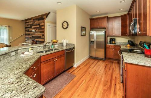 Horse Shoe Casa | River Rock Cabin - Comfortable, Private Home with King Beds & Mountain Views