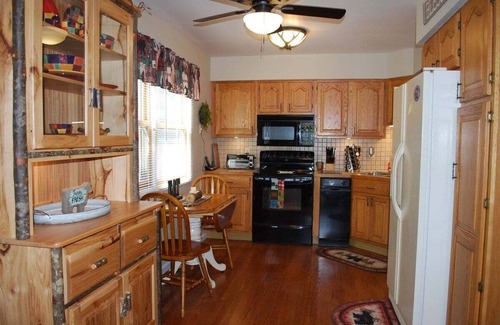 Crumpler Casa | River Rock Ridge-Upscale Cabin,Riverfront firepits,covered porch,WIFI,small dogs