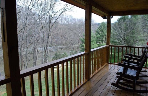 Crumpler Casa | River Rock Ridge-Upscale Cabin,Riverfront firepits,covered porch,WIFI,small dogs