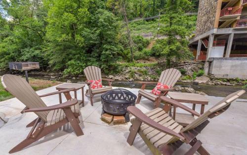 Gatlinburg Villa | River Romance