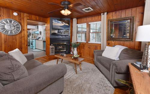 Gatlinburg Villa | River Romance