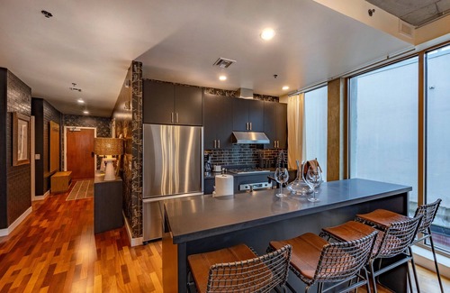 Hood River Condominio | River Run Retreat - Stylish Downtown Loft, Heart of Hood River, Above Doppio