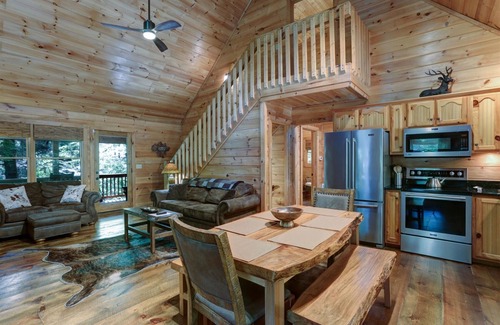 Cashes Valley Cabina | River Rush - Reconnect with Nature, Luxury Amenities, Fishing and Scenic Views